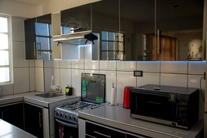 Een koelkast, een microgolfoven, een oven