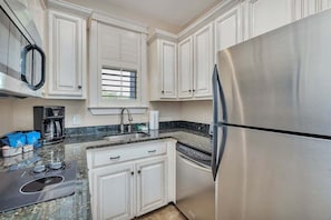 Een koelkast, een magnetron, een oven, een vaatwasser