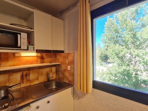 Kylskåp, mikrovågsugn och grytor/köksredskap