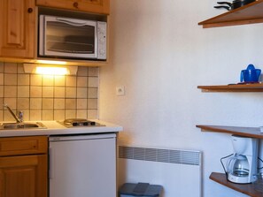 Kühlschrank, Mikrowelle, Kochgeschirr/Geschirr/Besteck