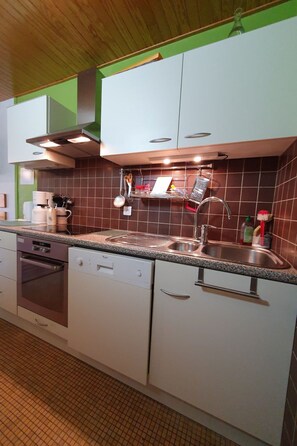 Kühlschrank, Mikrowelle, Ofen, Geschirrspüler