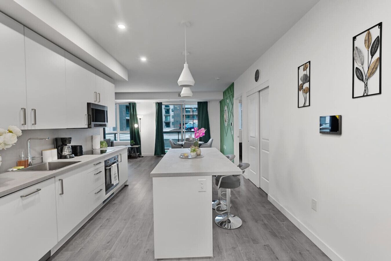 冷蔵庫、電子レンジ、オーブン、コンロ