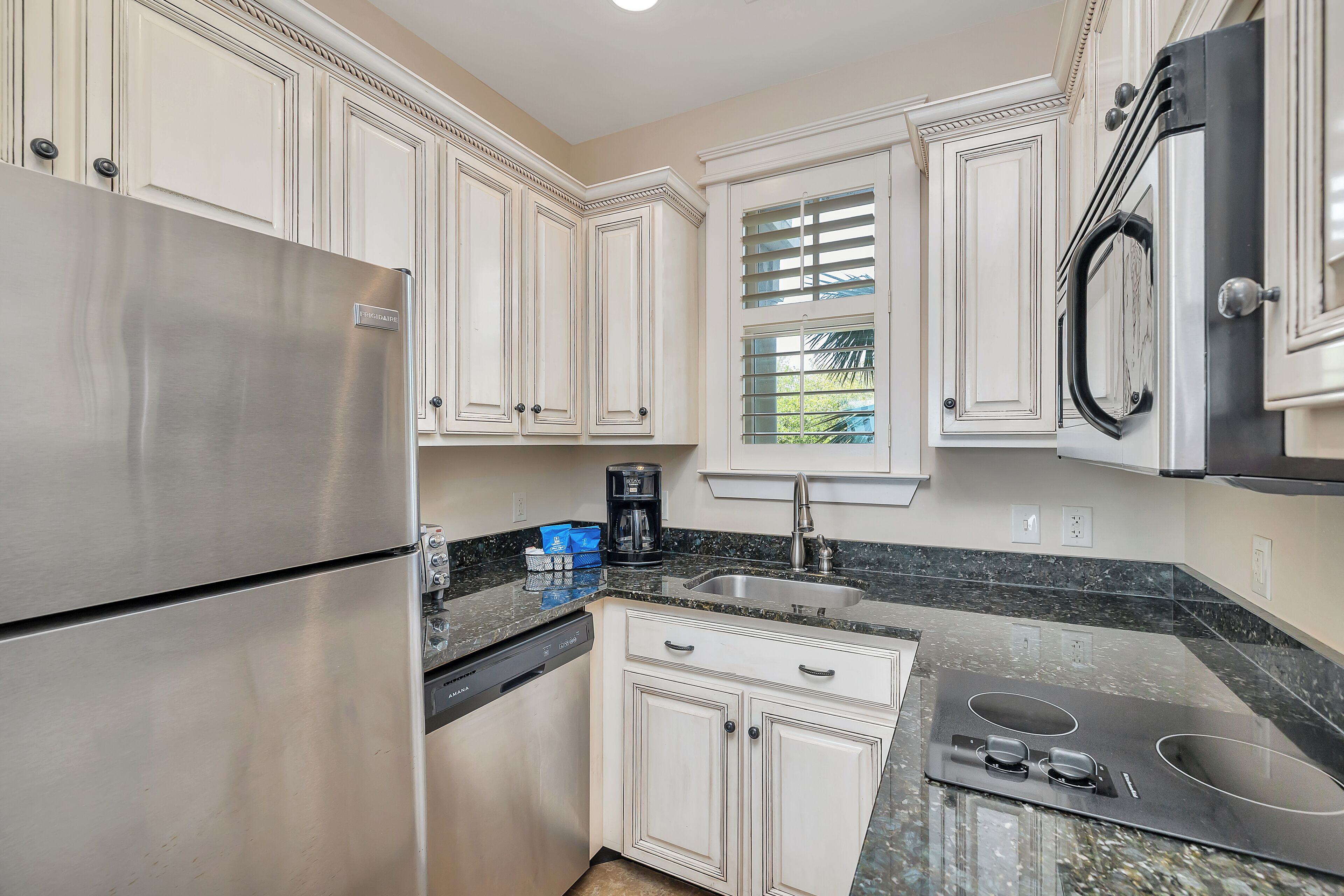 Refrigerador, microondas, lavavajillas y cafetera y tetera 