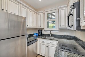 Kjøleskap, mikrobølgeovn, oppvaskmaskin og kaffetrakter/tekoker