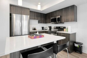 Kjøleskap, mikrobølgeovn, ovn og kokeplater