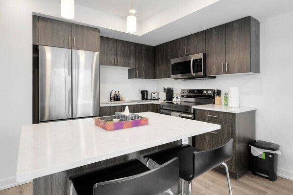 Réfrigérateur, micro-ondes, four, plaque de cuisson