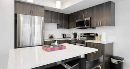 Family Friendly Canal Front 3BR with BBQ and Sleeps 8 guests