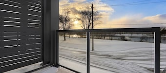 Family Friendly Canal Front 3BR with BBQ and Sleeps 8 guests