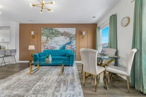 TV - LUX - Designer Penthouse Apt with Rooftop And Parking (Niagara Falls)