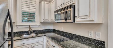 ميكروويف، غسالة أطباق، ماكينة لصنع القهوة/الشاي