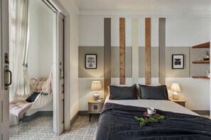 5 bedrooms, iron/ironing board, WiFi, bed sheets