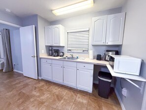 Kühlschrank, Mikrowelle, Wasserkocher mit Kaffee-/Teezubehör