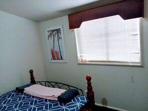 1 bedroom, iron/ironing board, WiFi, bed sheets - Cozy sleep out  with free wi-fi (Kennington)