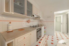Fridge, oven - APPARTAMENTI MALAGA - BILO MALAGA PIANO TERRA (Porto Azzurro)