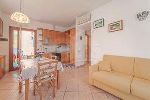 TV - APPARTAMENTI MALAGA - BILO MALAGA PRIMO PIANO (Porto Azzurro)