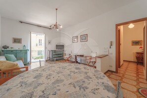 2 bedrooms, iron/ironing board, WiFi