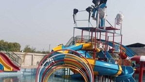 Parque acuático con múltiples toboganes y una zona de piscina.
