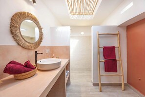 Shower, hair dryer, bidet, towels