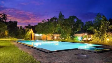 Utomhuspool, gratis cabanor och solstolar