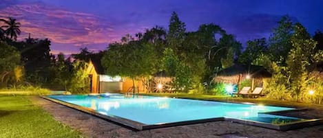 Outdoor pool, free pool cabanas, pool loungers