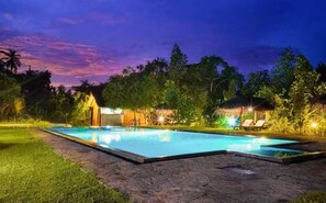 Outdoor pool, free cabanas, sun loungers