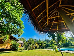 Kolam renang outdoor, dengan cabana gratis dan kursi berjemur