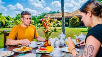 Sudah termasuk sarapan masakan setempat setiap hari