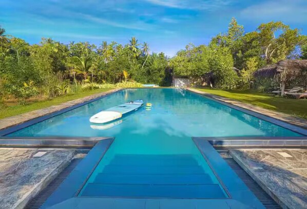 Outdoor pool, free pool cabanas, pool loungers