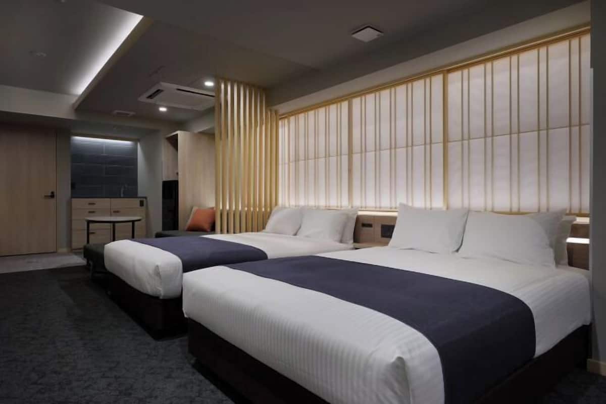 1 chambre, coffre-fort, fer et planche à repasser