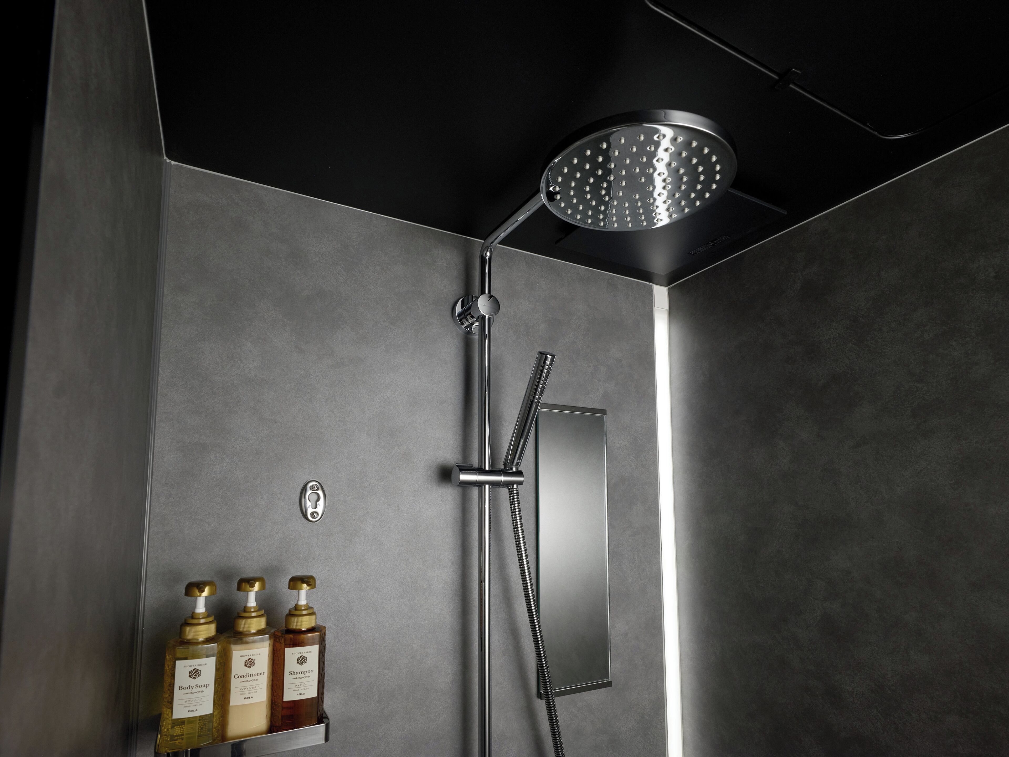 Dusche, kostenlose Toilettenartikel, Haartrockner, Hausschuhe