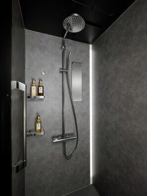 Douche, articles de toilette gratuits, sèche-cheveux, chaussons
