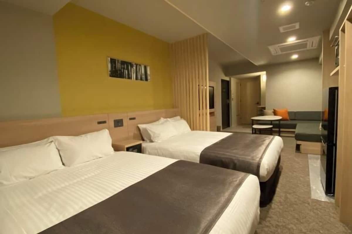 1 chambre, coffre-fort, fer et planche à repasser