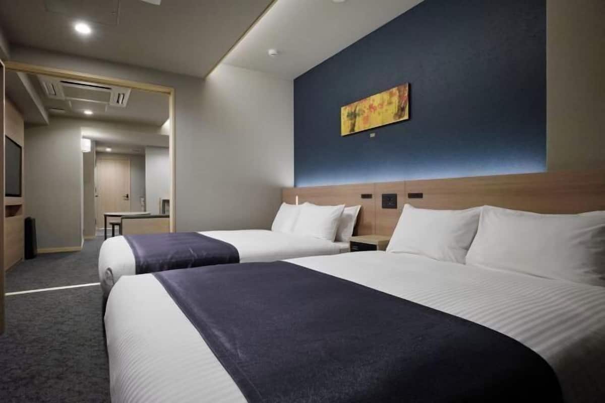1 chambre, coffre-fort, fer et planche à repasser