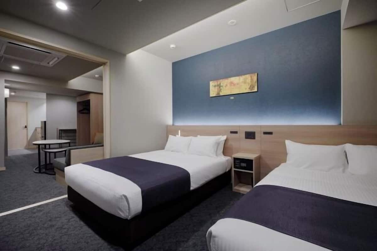 1 chambre, coffre-fort, fer et planche à repasser