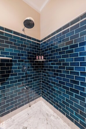 Shower, free toiletries, hair dryer, slippers - Niravi Jaipur (Jaipur)