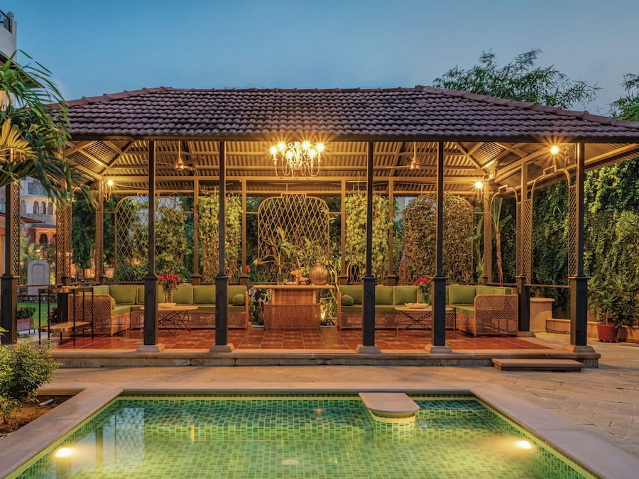 Una piscina al aire libre