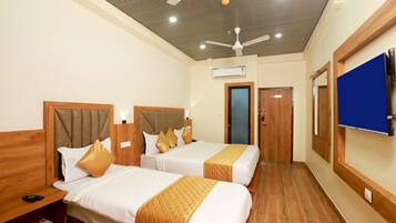 Family Room | Desk, soundproofing, free WiFi, bed sheets