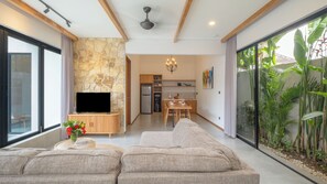 Villa, 2 Schlafzimmer, Poolblick | Wohnbereich | 40-Zoll-Smart-TV mit Satellitenempfang, Netflix, Streaming-Dienste