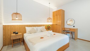 2 bedrooms, desk, laptop workspace, bed sheets - Elephant Villa 4 by Villa Finder (Ubud)