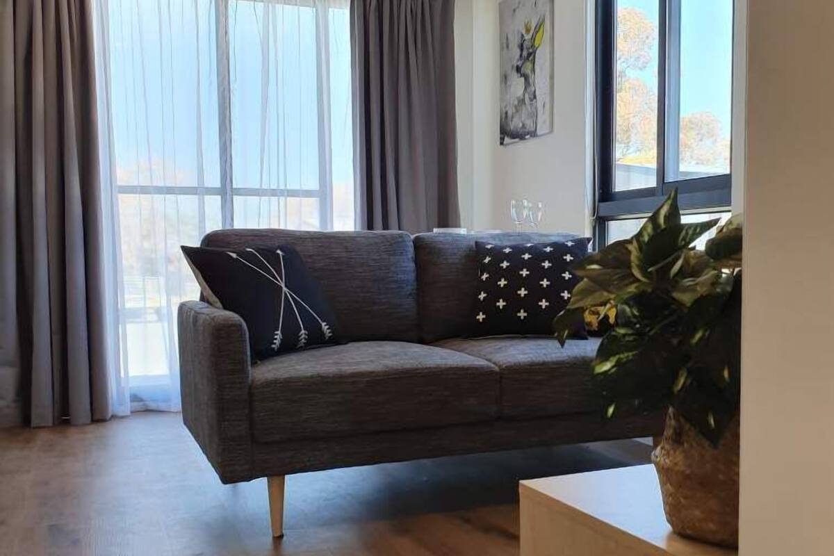 Standard Cabin, 1 Bedroom, Kitchen | Ruang tamu | 40 inci sebuah televisyen pintar dengan satelit