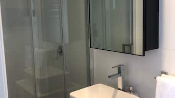 Studio Classique | Salle de bain | Douche, savon, papier toilette