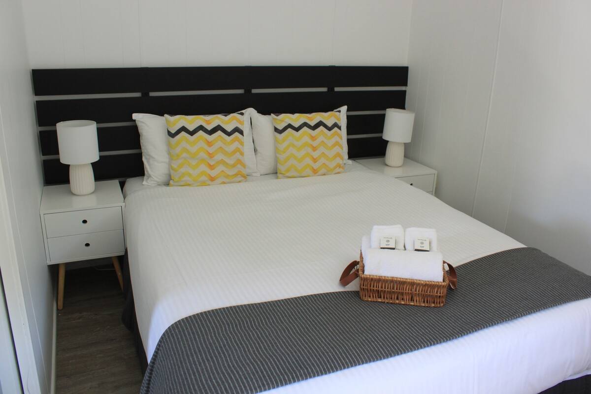 Family Cabin, 2 Bedrooms, Kitchen | Wi-fi percuma, cadar katil