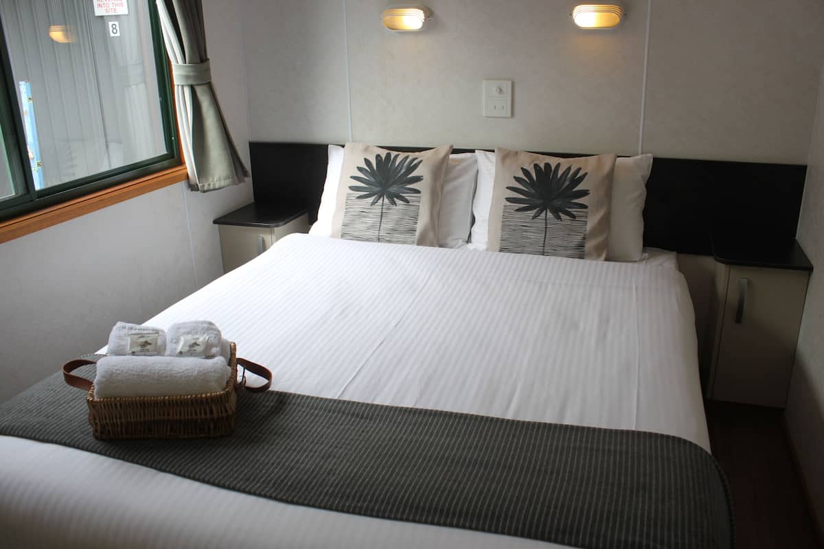 Comfort Cabin, 2 Bedrooms, Kitchen | Free WiFi