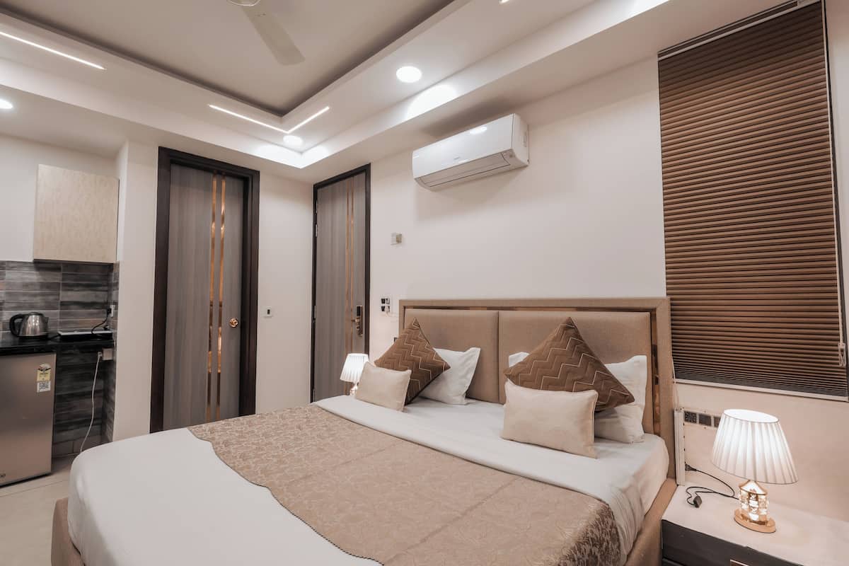 In-room safe, blackout curtains, free WiFi