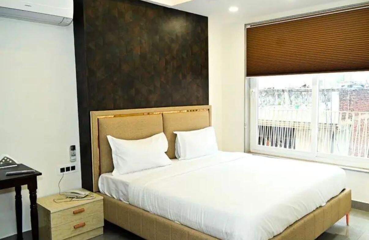 Kamar Double Premium, pemandangan kota | Brankas, tirai kedap cahaya, dan Wi-Fi gratis