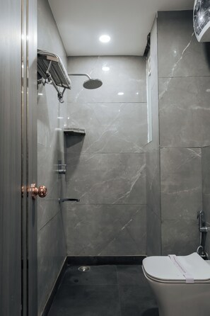 Shower, towels, soap, toilet paper - Micasa Homes (New Delhi)