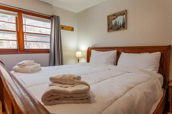 3 bedrooms, desk, iron/ironing board, free WiFi