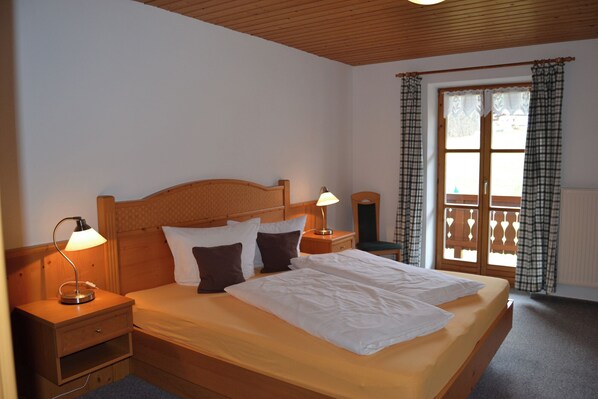 2 bedrooms, Internet, bed sheets - Apartment 6 - Silbergblick, for 1-4 persons, approx. 70 sqm, 2 bedrooms, living room with kitchenette, shower/WC, balcony (Bischofswiesen)