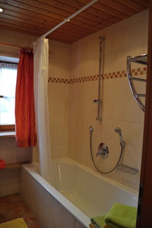 Dusche, Haartrockner, Handtücher