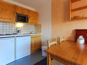 Fridge, microwave, dishwasher, cookware/dishes/utensils